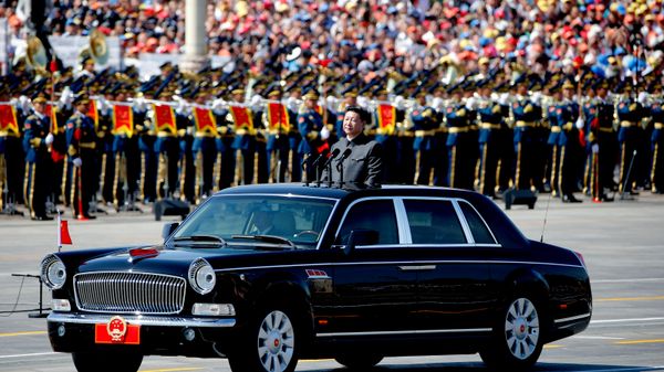 O presidente chinês, Xi Jinping, de pé em um carro, inspeciona o exército durante um desfile em comemoração ao 70º aniversário da rendição do Japão durante a Segunda Guerra Mundial, realizado em frente ao Portão da Paz Celestial (Tiananmen), em Pequim, em 3 de setembro de 2015.  - Sputnik Brasil