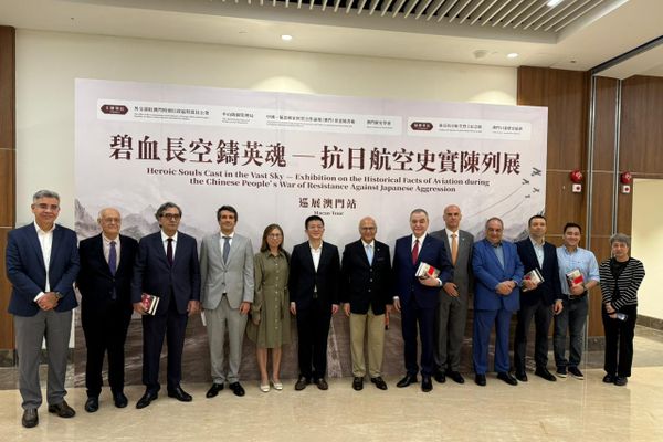Professor Evandro Menezes de Carvalho (na ponta esquerda) participa  de evento sobre o &quot;Dia da Vitória do Povo Chinês Contra a Agressão Japonesa&quot; em Macau. - Sputnik Brasil