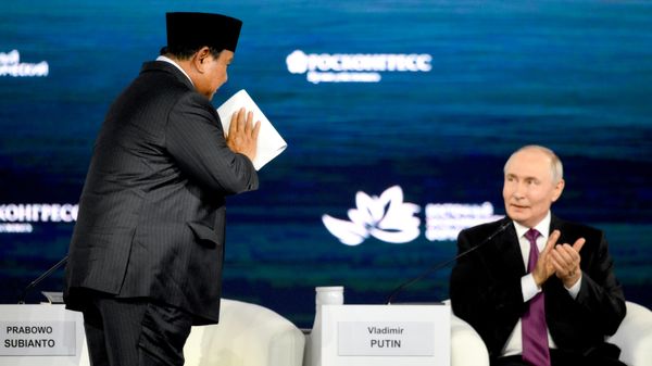 O presidente da Indonésia, Prabowo Subianto com Vladimir Putin durante  o Fórum Econômico do Oriente - Sputnik Brasil
