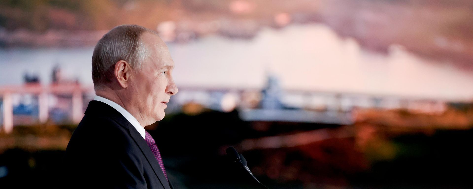 O presidente russo, Vladimir Putin, durante a sessão plenária realizada nesta quinta-feira (3) em Vladivostok, na Rússia - Sputnik Brasil, 1920, 03.09.2026