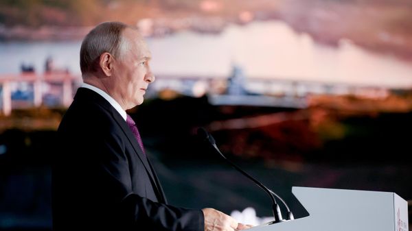 O presidente russo, Vladimir Putin, durante a sessão plenária realizada nesta quinta-feira (3) em Vladivostok, na Rússia - Sputnik Brasil