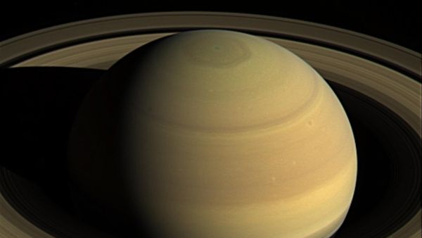 Saturno e seu famoso hexágono, visível ao redor do polo norte, visto em cores naturais pela sonda Cassini em 2016 - Sputnik Brasil