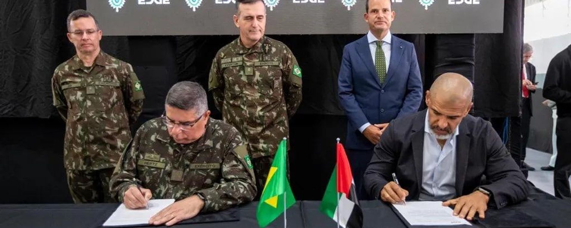 Militares do Exército Brasileiro e empresários do EDGE Group, dos Emirados Árabes Unidos, assinam projeto para desenvolvimento e construção do Centro de Excelência em Defesa Cibernética (COE), em agosto de 2026 - Sputnik Brasil, 1920, 03.09.2026