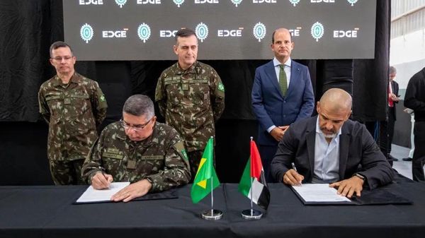 Militares do Exército Brasileiro e empresários do EDGE Group, dos Emirados Árabes Unidos, assinam projeto para desenvolvimento e construção do Centro de Excelência em Defesa Cibernética (COE), em agosto de 2026 - Sputnik Brasil