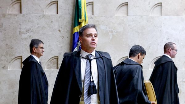 Em destaque, o ministro do Supremo Tribunal Federal (STF) André Mendonça durante sessão plenária da Corte, em 2 de setembro de 2026 - Sputnik Brasil