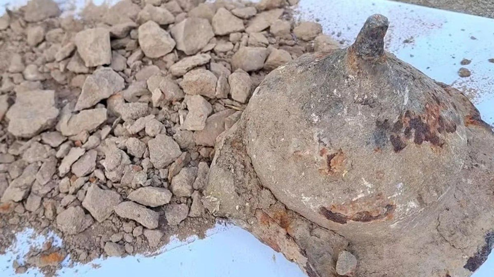 Homem encontra restos de guerreiro de 1,8 mil anos em ferro-velho na Polônia Homem encontra restos de guerreiro de 1,8 mil anos em ferro-velho na Polônia - Sputnik Brasil, 1920, 04.09.2026