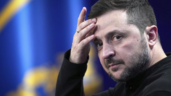 O líder ucraniano Vladimir Zelensky responde a perguntas durante coletiva de imprensa em Kiev, Ucrânia, 23 de fevereiro de 2025 - Sputnik Brasil