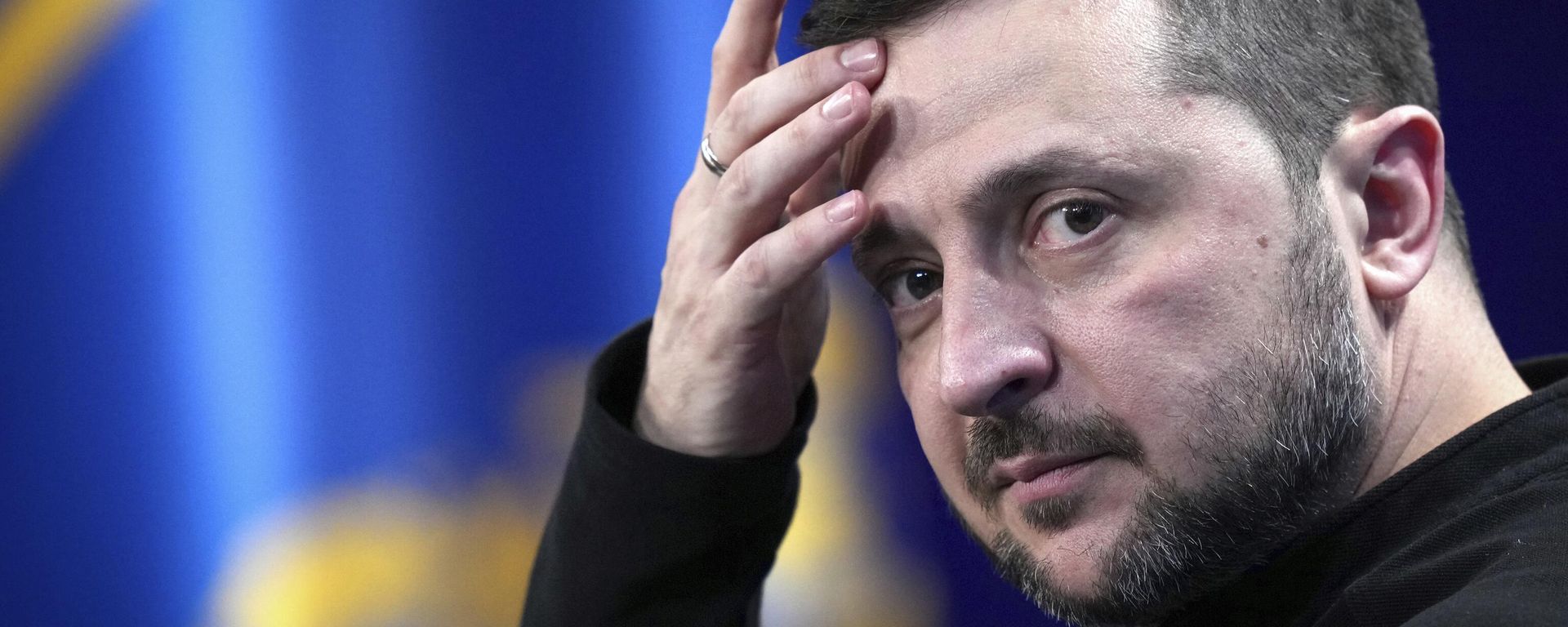 O líder ucraniano Vladimir Zelensky responde a perguntas durante coletiva de imprensa em Kiev, Ucrânia, 23 de fevereiro de 2025 - Sputnik Brasil, 1920, 04.09.2026