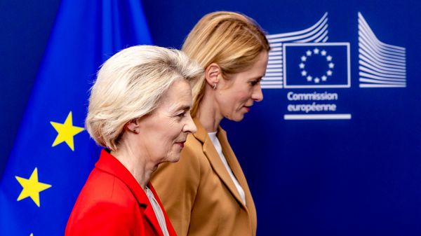 Ursula von der Leyen e a Kaja Kallas saem após uma coletiva de imprensa na sede da UE, em Bruxelas. Bélgica, 10 de junho de 2025 - Sputnik Brasil