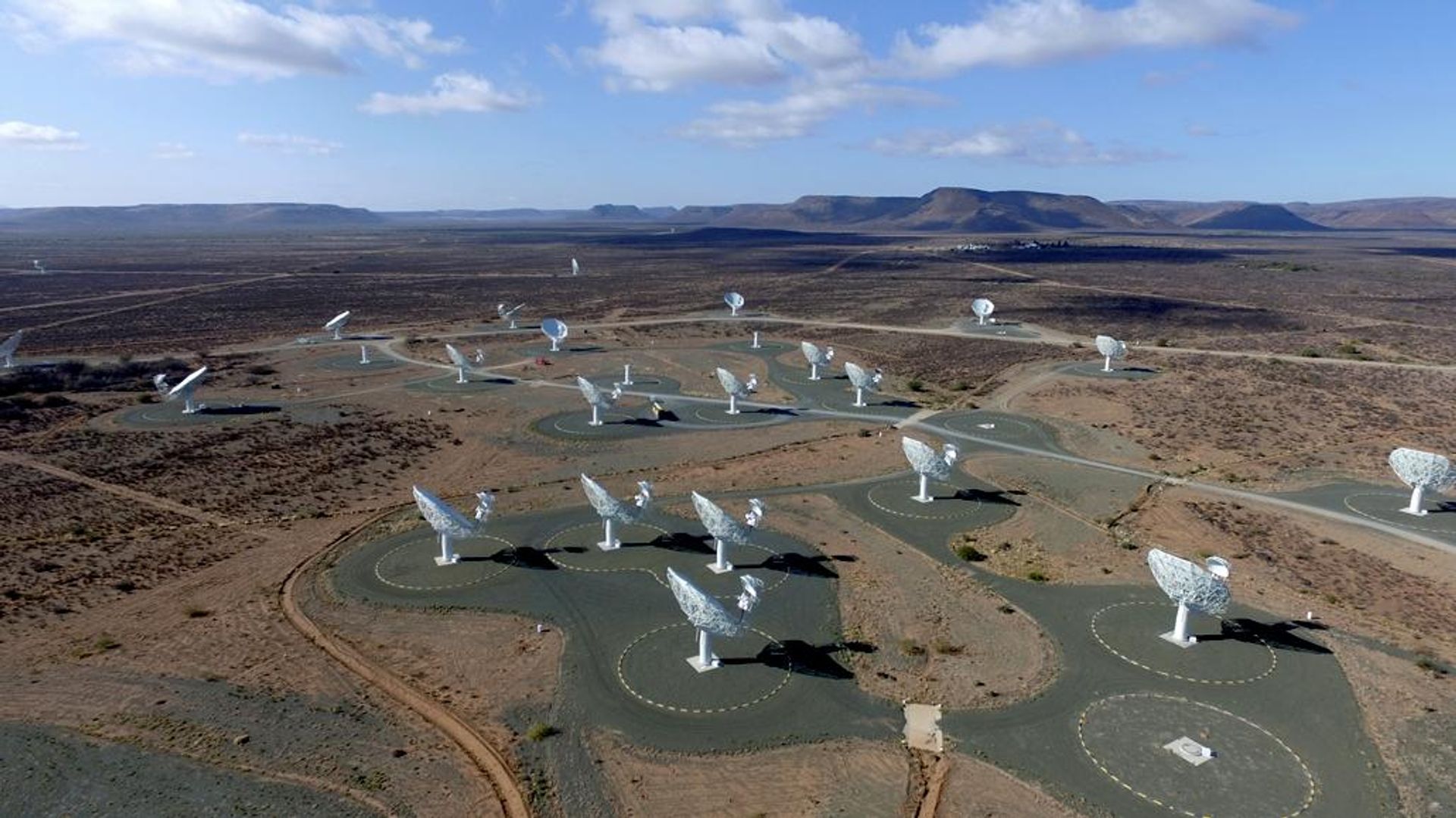 Vista aérea da rede de radiotelescópios MeerKAT da África do Sul - Sputnik Brasil, 1920, 06.09.2026