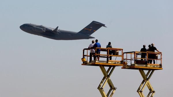 Funcionários da Boeing acenam para o último jato de carga C-17 Globemaster III construído para a Força Aérea dos EUA enquanto ele decola da fábrica da empresa aeroespacial em Long Beach, Califórnia, 12 de setembro de 2013 - Sputnik Brasil