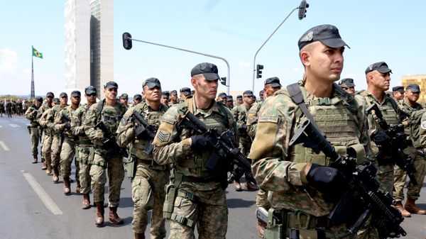 Militares desfilam durante ensaio para o 7 de setembro, Brasília (DF), 5 de setembro de 2026 - Sputnik Brasil