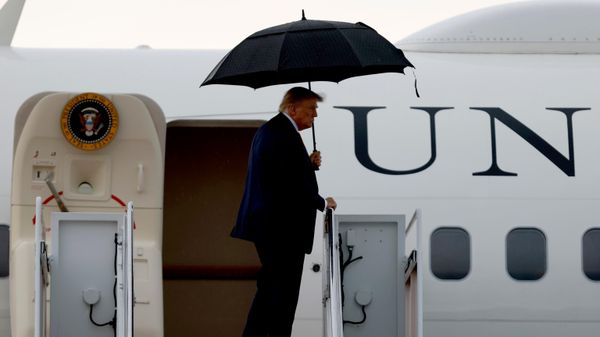 Donald Trump embarca no Air Force One após sua partida da Base Aérea Conjunta Andrews, em Maryland. EUA, 4 de setembro de 2026 Donald Trump embarca no Air Force One após sua partida da Base Aérea Conjunta Andrews, em Maryland. EUA, 4 de setembro de 2026 - Sputnik Brasil