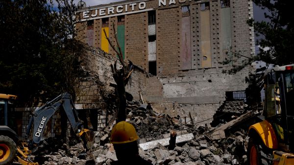 Um trabalhador observa o quartel militar danificado por explosões em um depósito de explosivos em Viacha, na Bolívia. - Sputnik Brasil