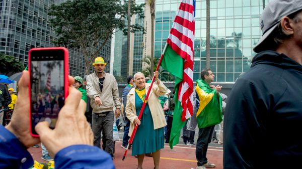 Apoiadora de Flávio Bolsonaro durante comício no Dia da Independência do Brasil com uma bandeira dos Estados Unidos na Avenida Paulista, São Paulo. - Sputnik Brasil