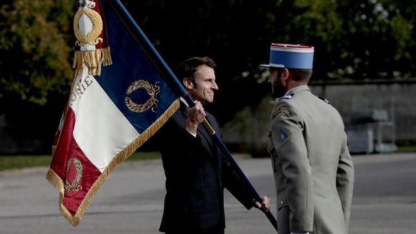 Emmanuel Macron segura uma bandeira francesa durante uma cerimônia em uma escola militar em Bourges, ao sul de Paris. França, 27 de outubro de 2022 - Sputnik Brasil
