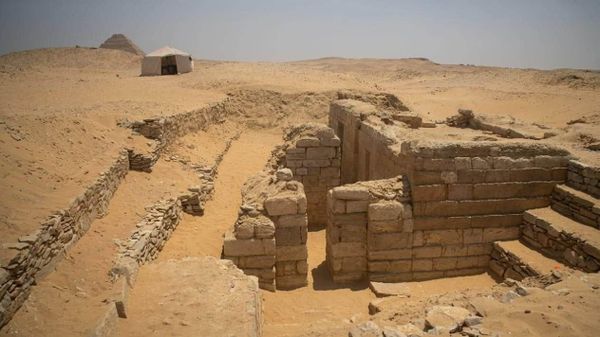 Arqueólogos que trabalham em Saqqara descobriram uma tumba mastaba com cerca de 4.400 anos, pertencente a um alto funcionário egípcio e seu pai - Sputnik Brasil