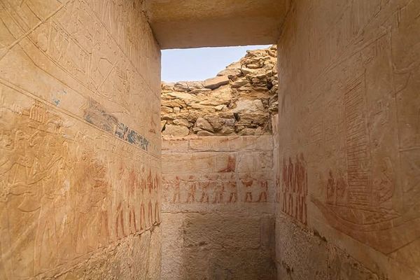 Uma vista das paredes internas da tumba mastaba com cerca de 4.400 anos, pertencente a um alto funcionário egípcio e seu pai descoberta por arqueólogos que trabalham em Saqqara - Sputnik Brasil