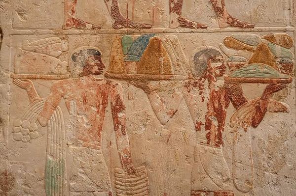 No detalhe, as inscrições em relevo e com cores originais ainda preservadas encontradas na tumba mastaba com cerca de 4.400 anos - Sputnik Brasil