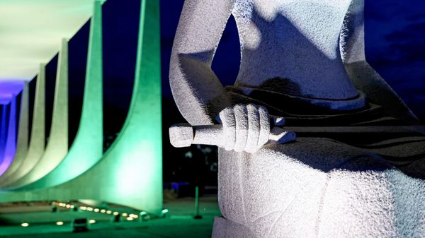 Prédio do Supremo Tribunal Federal (STF) iluminado de verde, amarelo e azul em comemoração à Semana da Pátria. 1 de setembro de 2026 - Sputnik Brasil