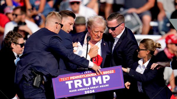 Então candidato à Presidência dos Estados Unidos, Donald Trump foi atingido por um tiro na orelha durante campanha em Butler, na Pensilvânia, em 13 de julho de 2024 Então candidato à Presidência dos Estados Unidos, Donald Trump foi atingido por um tiro na orelha durante campanha em Butler, na Pensilvânia, em 13 de julho de 2024 - Sputnik Brasil