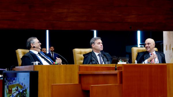 Os ministros do Supremo Tribunal Federal (STF) Flávio Dino (à esq.), André Mendonça (centro) e Alexandre de Moraes (à dir.) durante sessão plenária, em 3 de setembro de 2026 - Sputnik Brasil