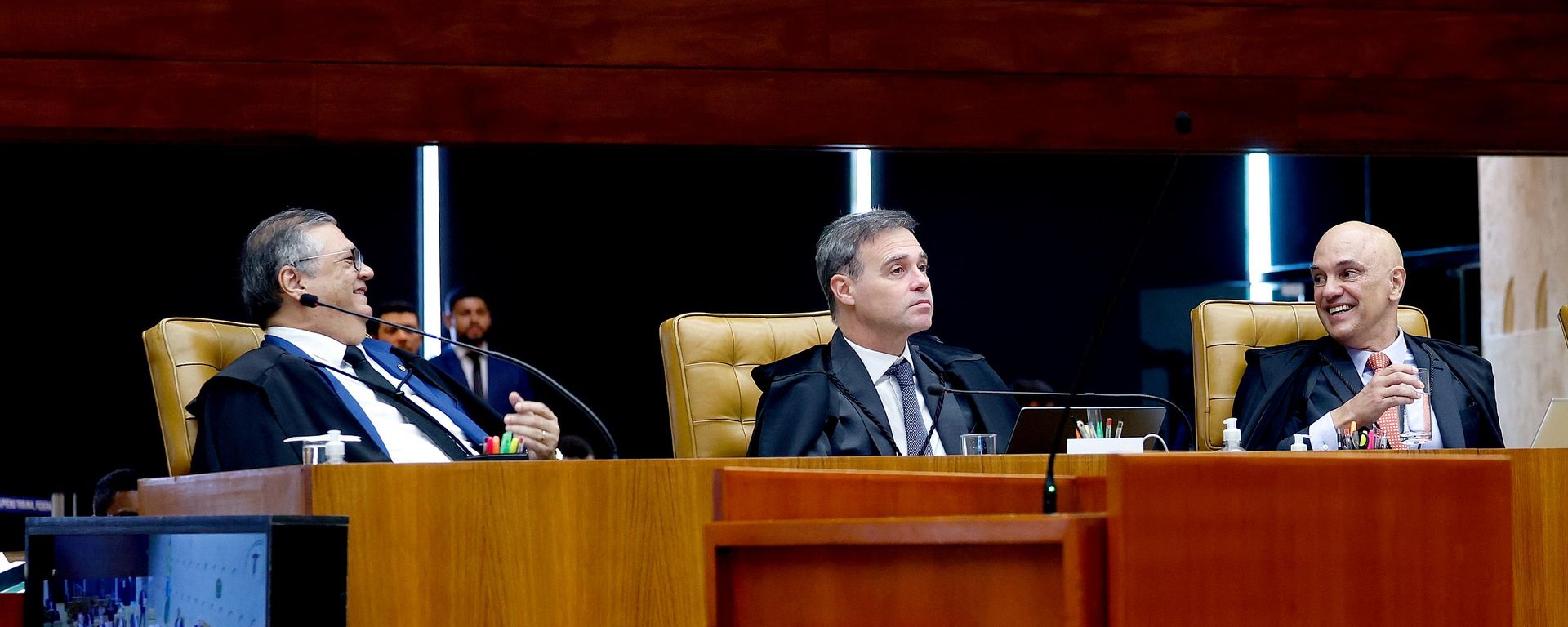Os ministros do Supremo Tribunal Federal (STF) Flávio Dino (à esq.), André Mendonça (centro) e Alexandre de Moraes (à dir.) durante sessão plenária, em 3 de setembro de 2026 - Sputnik Brasil, 1920, 09.09.2026