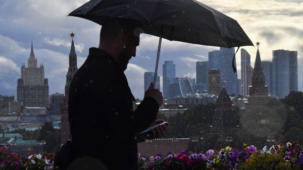 Um homem com um guarda-chuva no centro do Moscou - Sputnik Brasil