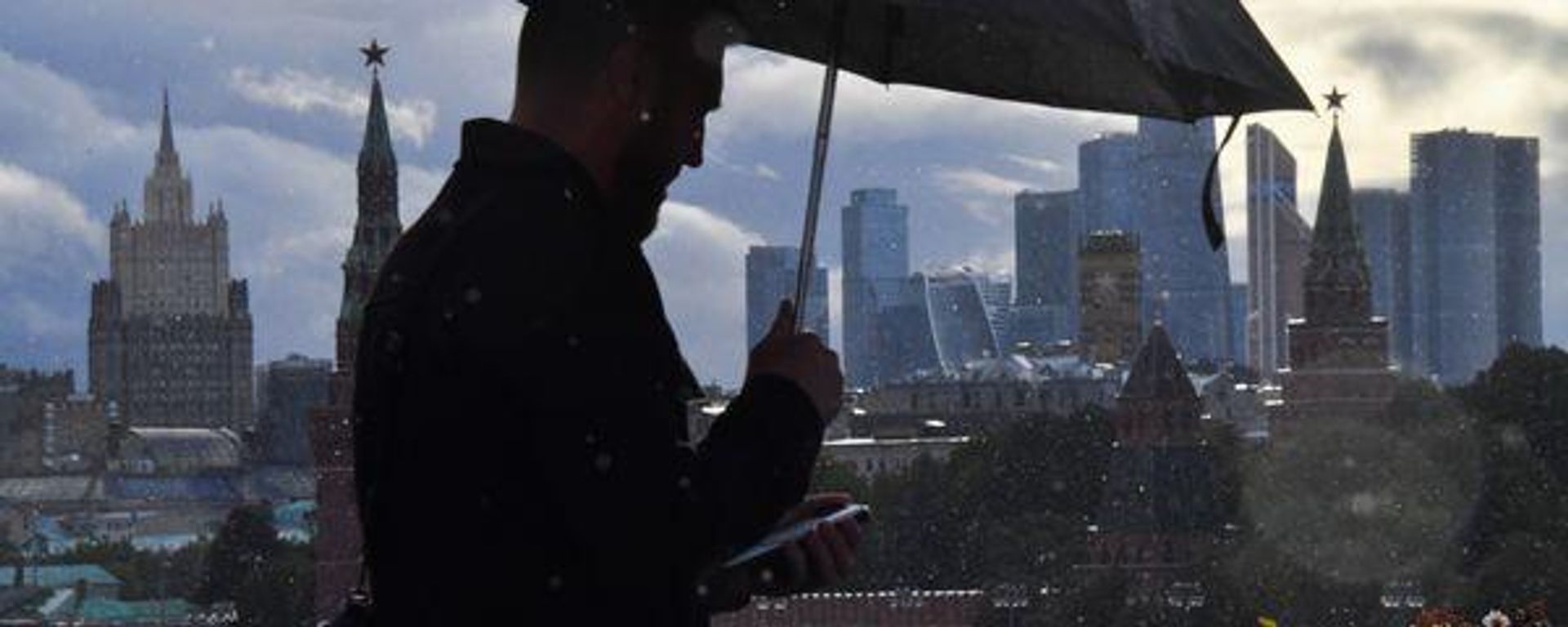 Um homem com um guarda-chuva no centro do Moscou - Sputnik Brasil, 1920, 10.09.2026