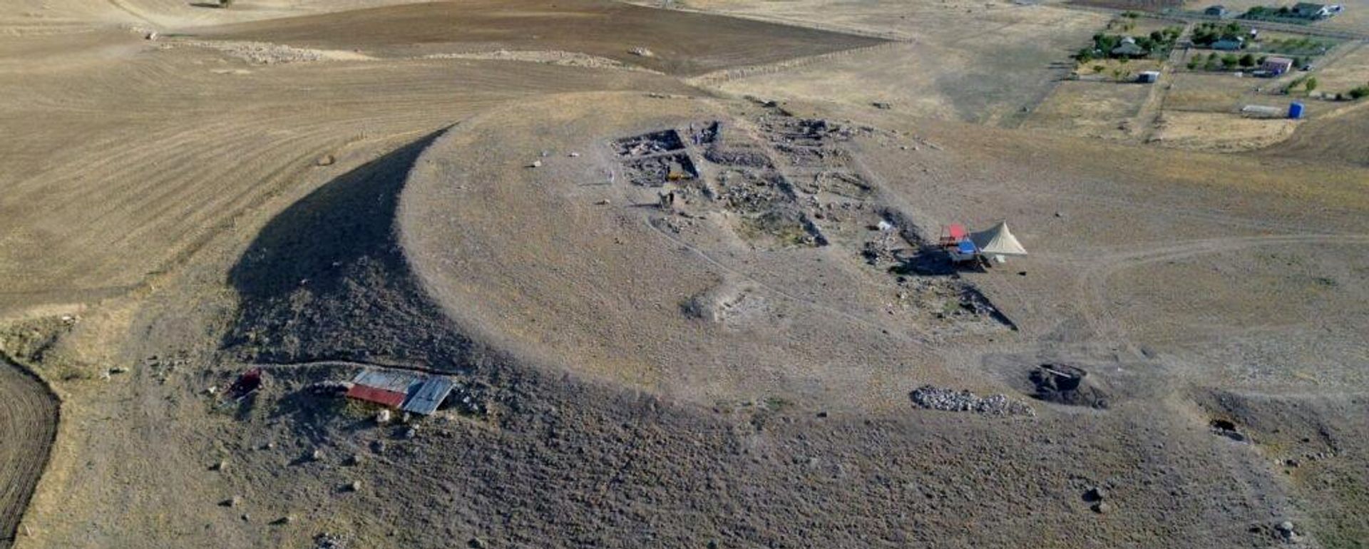 Vista aérea de Kulhoyuk, no distrito de Golbası, em Ancara, onde escavações revelaram vestígios de ocupação com cerca de 5.000 anos. - Sputnik Brasil, 1920, 10.09.2026