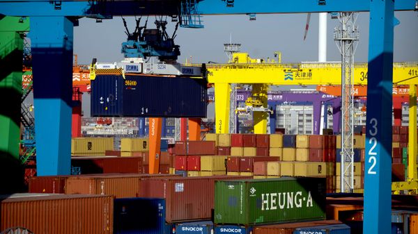 Contentores num porto da China - Sputnik Brasil