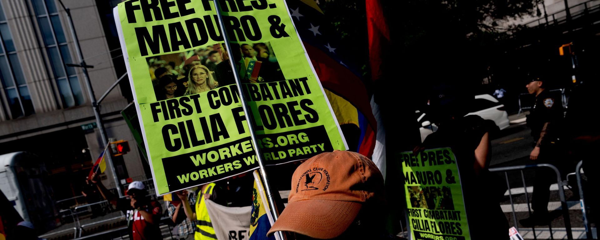 Manifestantes portam cartaz pedindo a libertação do presidente da Venezuela, Nicolás Maduro, e da primeira-dama da Venezuela, Cilia Flores, em Nova York, nos Estados Unidos, em 22 de julho de 2026 - Sputnik Brasil, 1920, 10.09.2026