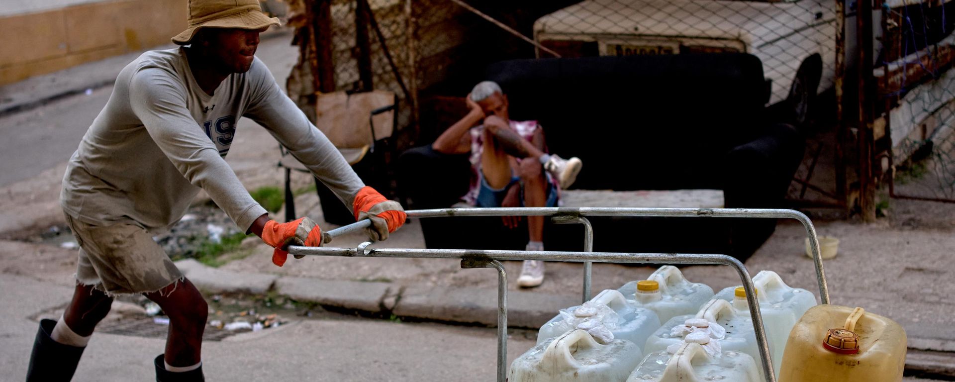 Homem carrega galões de água em rua de Havana. Cuba, 27 de agosto de 2026 - Sputnik Brasil, 1920, 15.09.2026