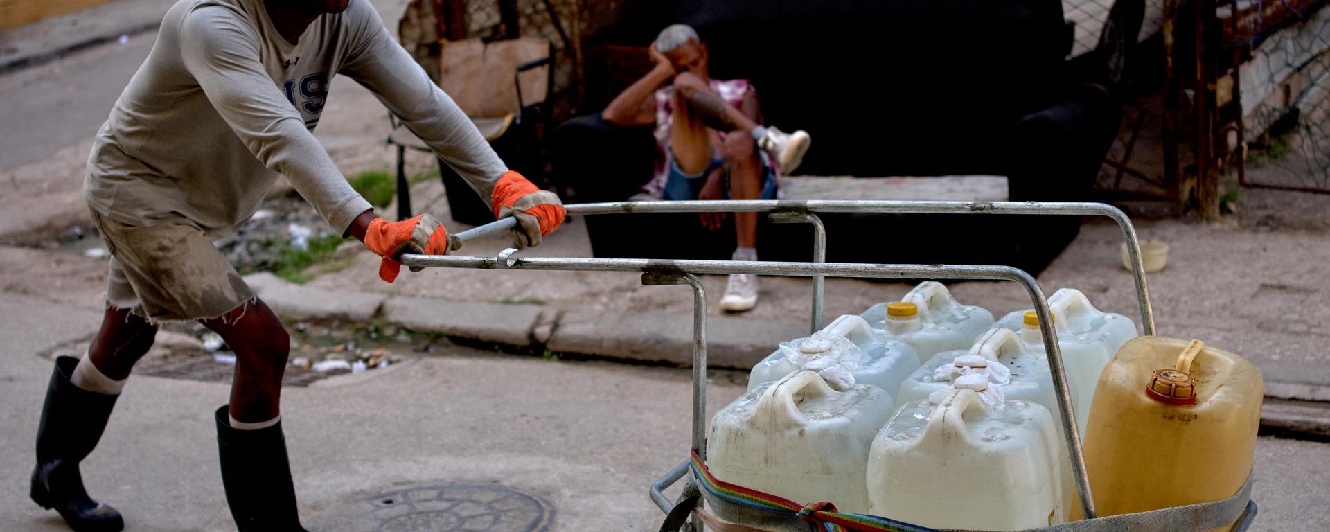 Homem carrega galões de água em rua de Havana. Cuba, 27 de agosto de 2026 - Sputnik Brasil, 1920, 15.09.2026