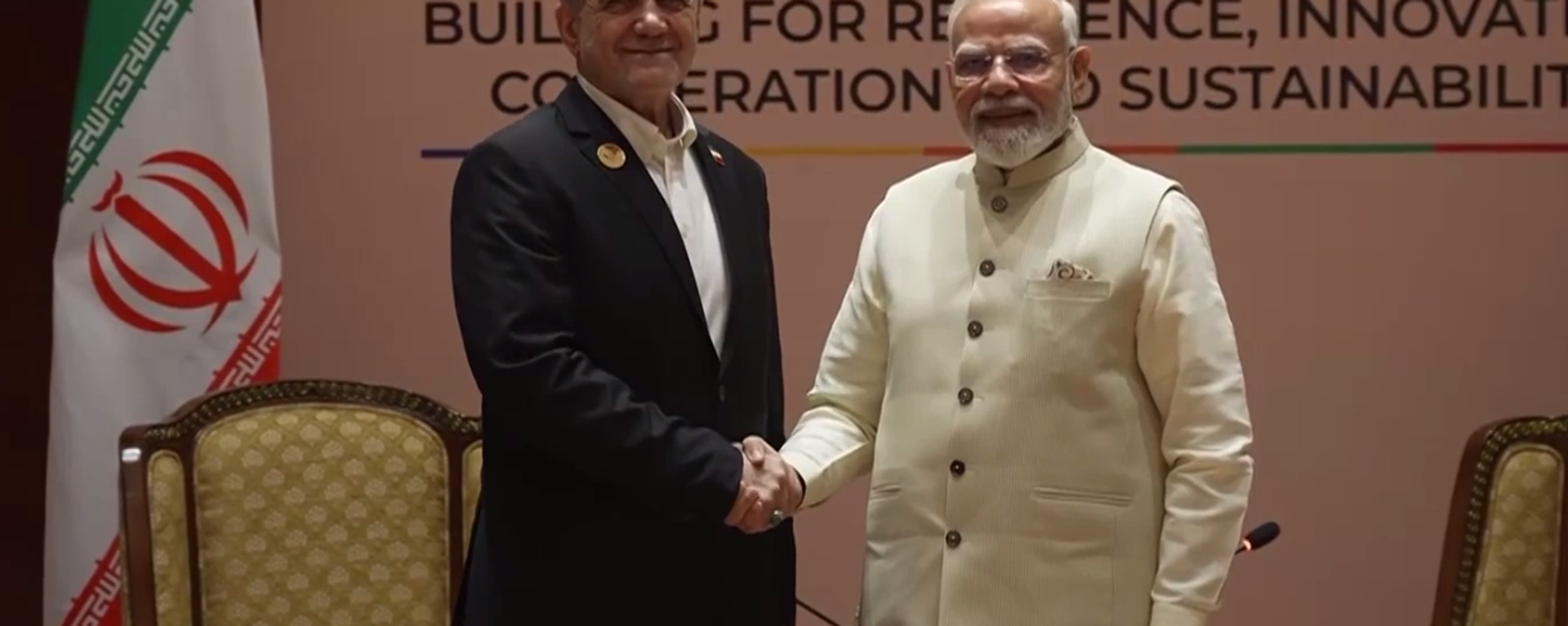 O primeiro-ministro da Índia, Narendra Modi (à direita), durante encontro com o presidente do Irã, Masoud Pezeshkian, em Nova Deli, em 11 de setembro de 2026 - Sputnik Brasil, 1920, 28.09.2026