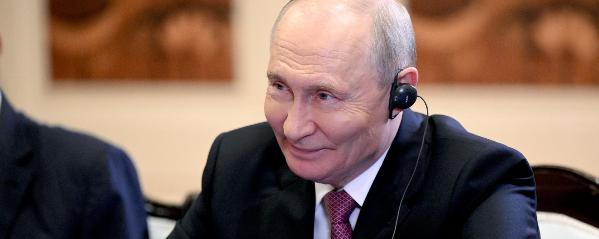 O presidente da Rússia, Vladimir Putin, durante uma reunião com o presidente da África do Sul, Cyril Ramaphosa, à margem da cúpula do BRICS em Nova Deli, em 11 de setembro de 2026 - Sputnik Brasil, 1920, 11.09.2026