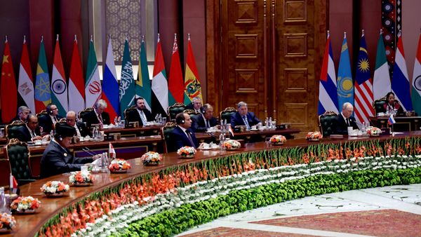 Líderes dos Estados-membros do BRICS sentam-se na mesa redonda durante primeiro dia da cúpula do BRICS em Nova Deli - Sputnik Brasil
