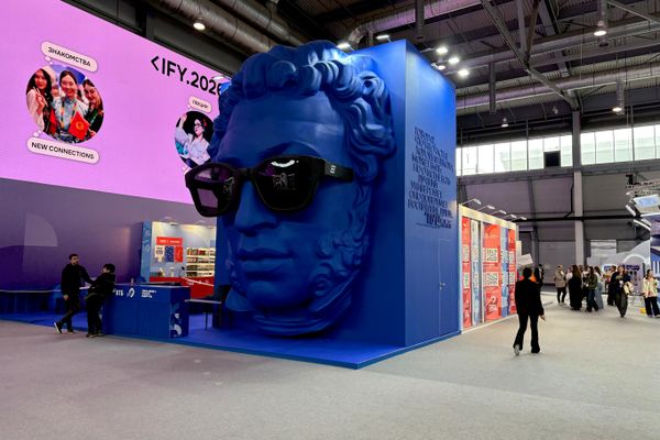 Rosto de Alexsandr Pushkin estilizado em stand no Festival Intrernacional da Juventude em Ekaterimburgo - Sputnik Brasil