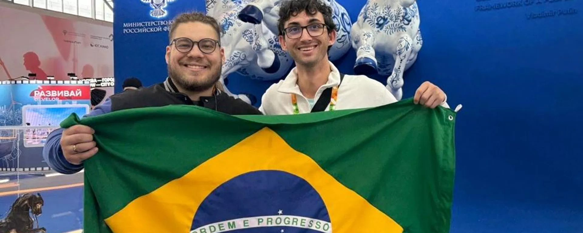Lucas Cardoso e Gleison Pires, estudantes brasileiros no Festival Internacional da Juventude - Sputnik Brasil, 1920, 12.09.2026