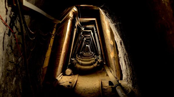 Arqueólogos investigam áreas anteriormente inacessíveis do complexo de mineração pré-histórico em um túnel dentro da mina de sal de Hallstatt. - Sputnik Brasil