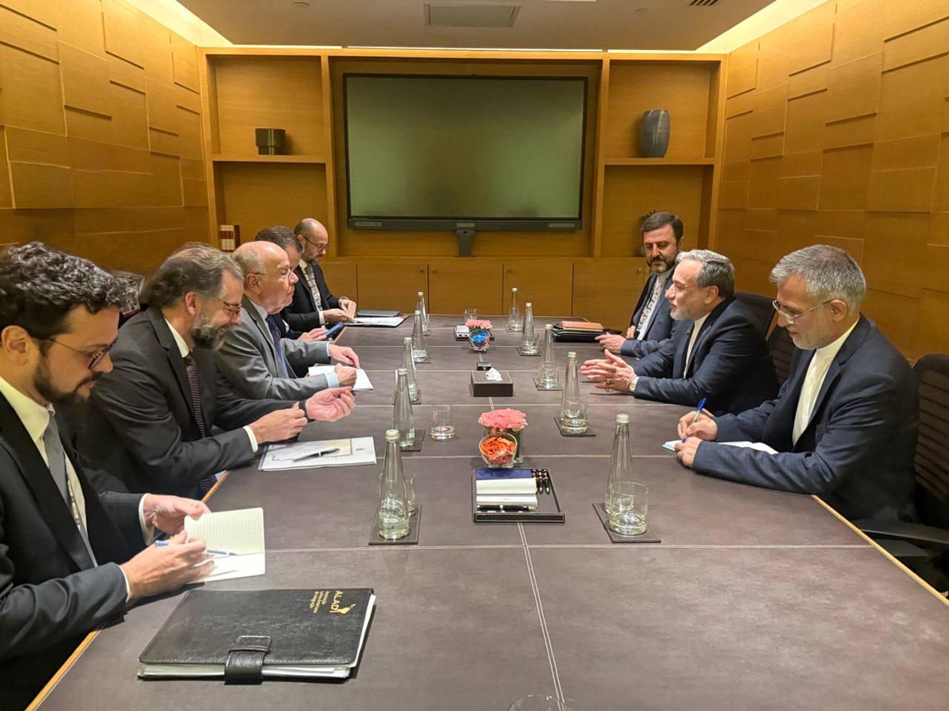 Chanceler Mauro Vieira faz reunião com seu homólogo iraniano Abbas Araghchi durante Cúpula do BRICS