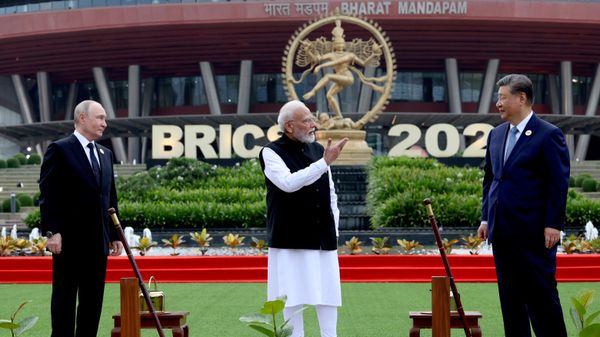 Vladimir Putin, Narendra Modi e Xi Jinping em uma cerimônia na qual os participantes da cúpula do BRICS plantaram juntos uma muda de figueira-de-bengala, em Nova Déli. Índia, 12 de setembro de 2026 - Sputnik Brasil
