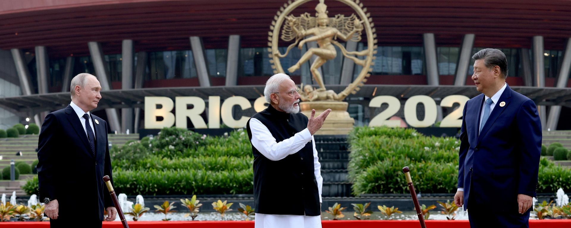 Vladimir Putin, Narendra Modi e Xi Jinping em uma cerimônia na qual os participantes da cúpula do BRICS plantaram juntos uma muda de figueira-de-bengala, em Nova Déli. Índia, 12 de setembro de 2026 - Sputnik Brasil, 1920, 19.09.2026