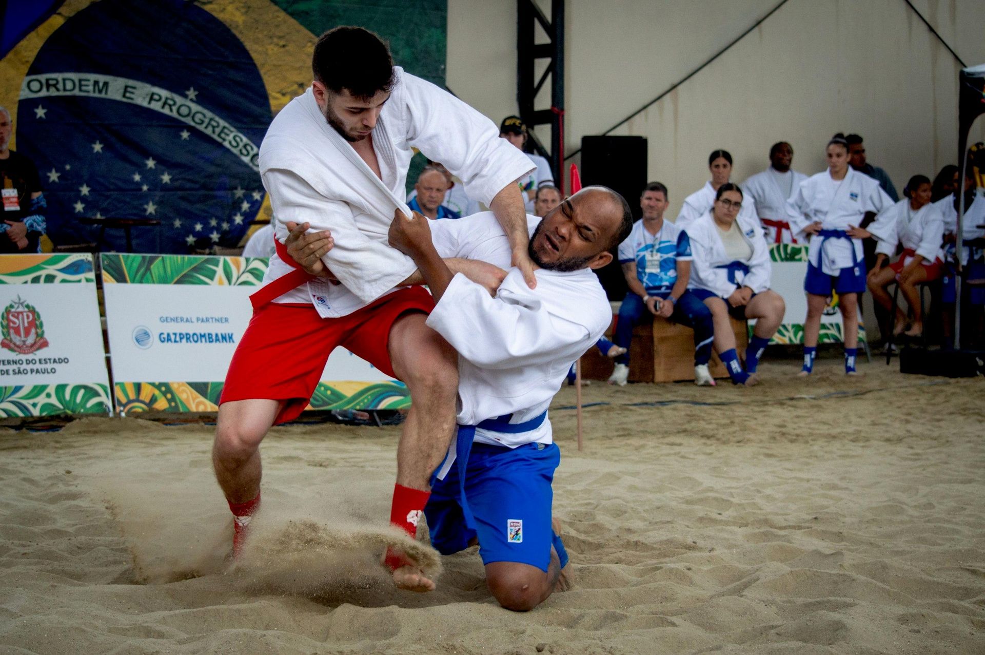 Lutadores de sambo se enfrentaram no Campeonato Mundial de Beach Sambo, em Caraguatatuba (SP), entre os dias 12 e 13 de setembro. O evento reuniu atletas de mais de 20 países Lutadores de sambo se enfrentaram no Campeonato Mundial de Beach Sambo, em Caraguatatuba (SP), entre os dias 12 e 13 de setembro. O evento reuniu atletas de mais de 20 países