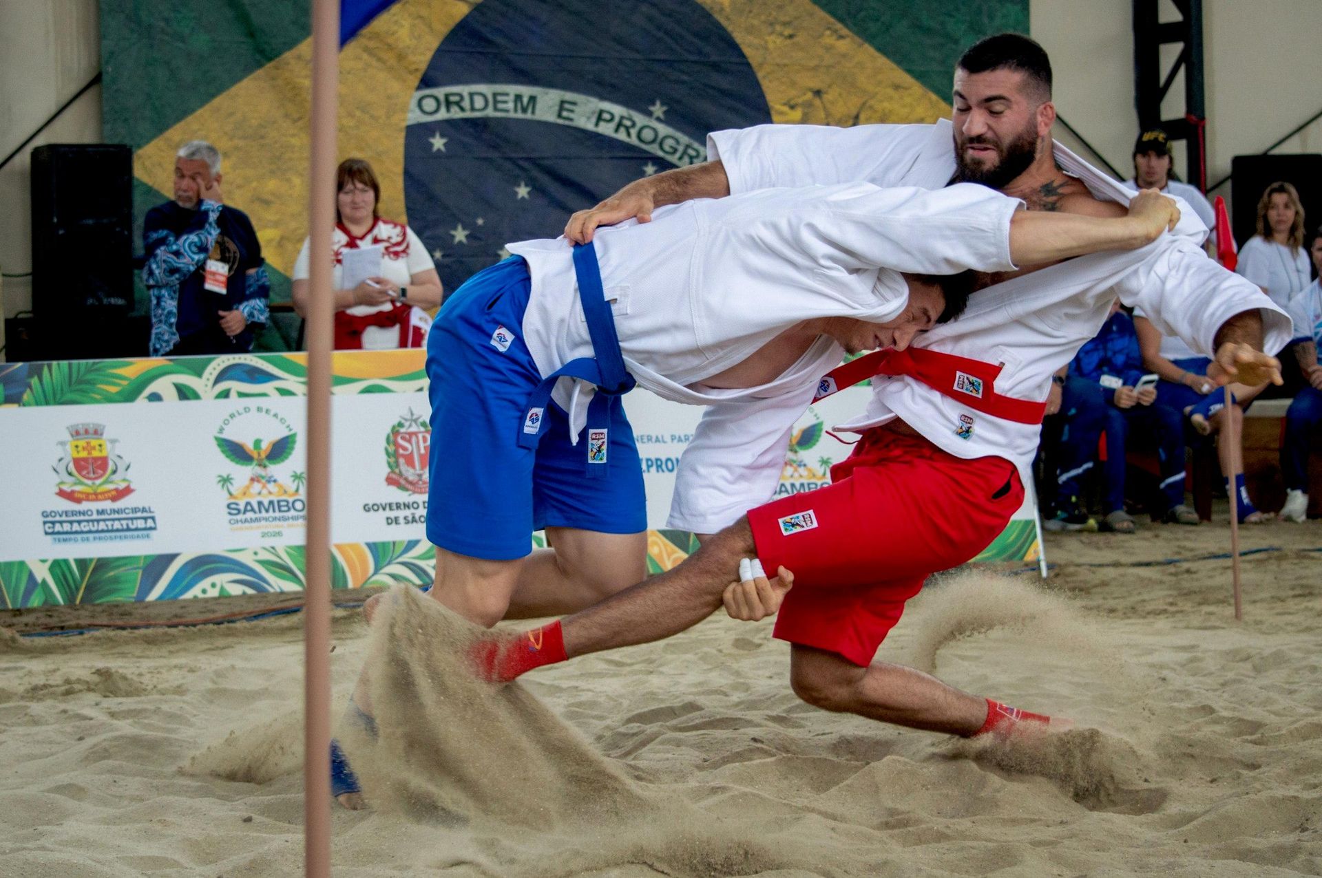 Lutadores de sambo se enfrentaram no Campeonato Mundial de Beach Sambo, em Caraguatatuba (SP), entre os dias 12 e 13 de setembro. O evento reuniu atletas de mais de 20 países Lutadores de sambo se enfrentaram no Campeonato Mundial de Beach Sambo, em Caraguatatuba (SP), entre os dias 12 e 13 de setembro. O evento reuniu atletas de mais de 20 países