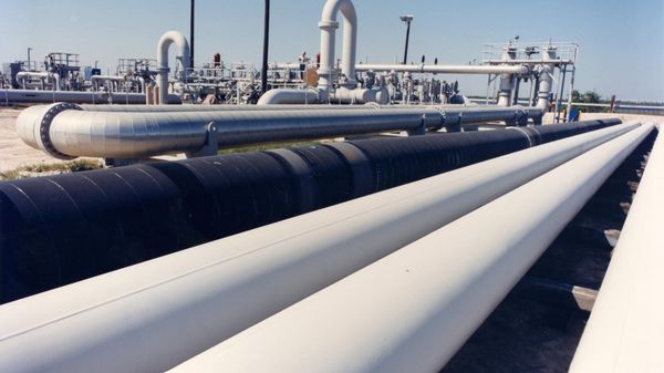 Foto mostra tubulações de petróleo bruto na instalação de Bryan Mound, perto de Freeport, no Texas - Sputnik Brasil