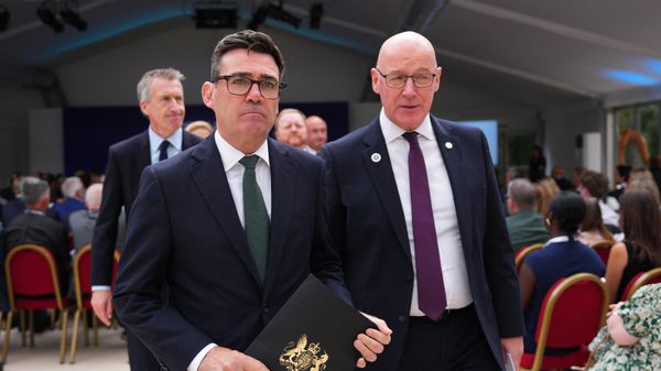 O primeiro-ministro do Reino Unido, Andy Burnham (à esq.), conversa com o primeiro-ministro da Escócia, John Swinney, durante encontro em Londres, na Inglaterra, em 21 de agosto de 2026 - Sputnik Brasil