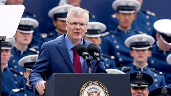 O secretário da Força Aérea dos Estados Unidos, Troy Meink, discursa durante cerimônia de graduação em Colorado Springs, Colorado, em 28 de maio de 2026 - Sputnik Brasil