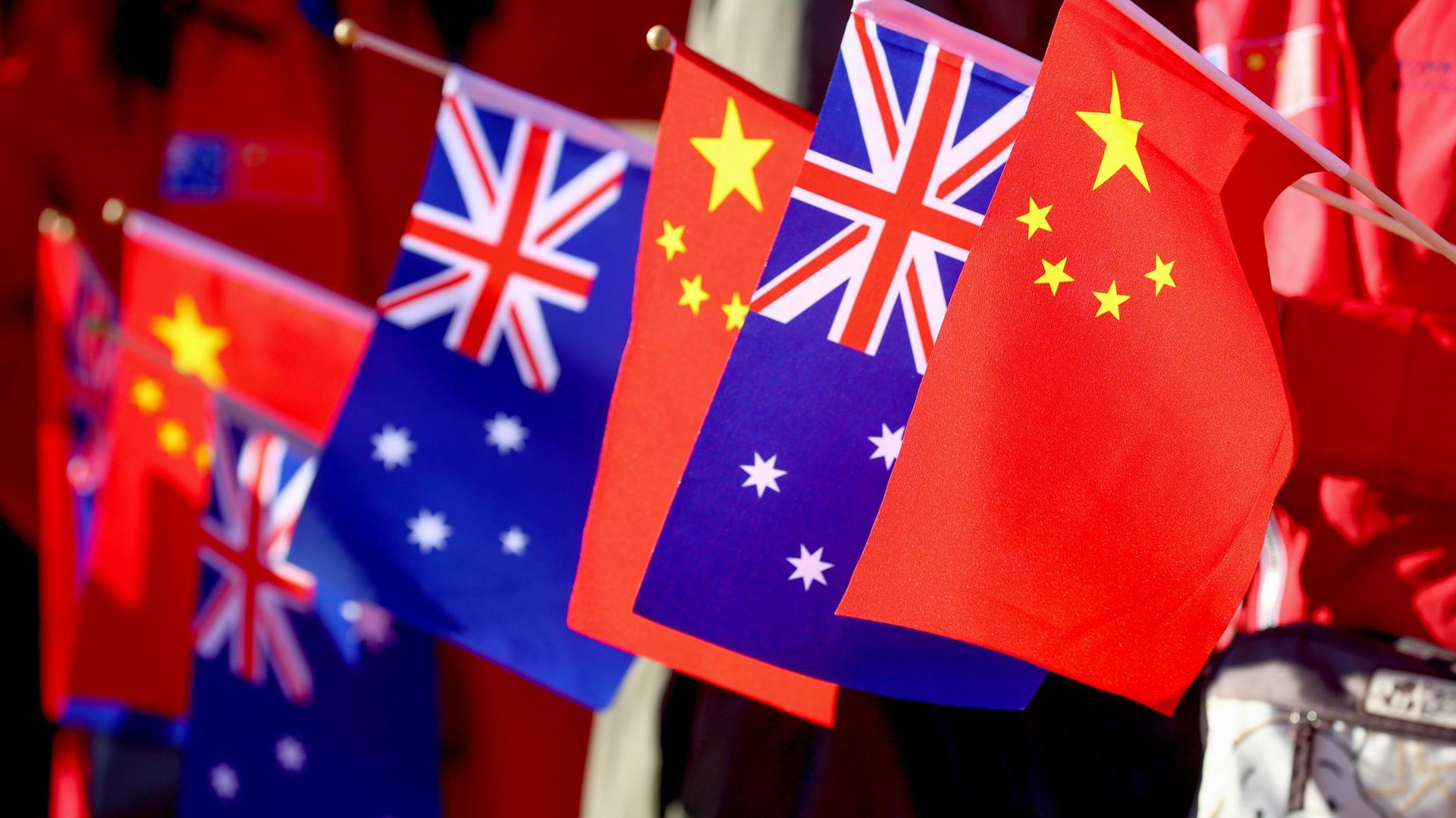 Apoiadores do primeiro-ministro chinês Li Qiang seguram bandeiras da Austrália e da China enquanto aguardam sua chegada à vinícola Magill Estate, em Adelaide, Austrália, 16 de junho de 2024 Apoiadores do primeiro-ministro chinês Li Qiang seguram bandeiras da Austrália e da China enquanto aguardam sua chegada à vinícola Magill Estate, em Adelaide, Austrália, 16 de junho de 2024 - Sputnik Brasil, 1920, 15.09.2026