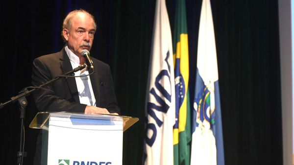 Presidente do BNDES, Aloizio Mercadante, durante evento que discutiu a nova era geopolítica na América Latina. Rio de Janeiro, 15 de setembro de 2026 - Sputnik Brasil
